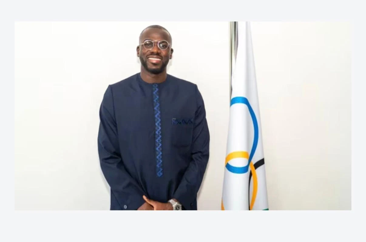 Kalidou Koulibaly, ambassadeur de Dakar 2026, aux côtés du drapeau olympique